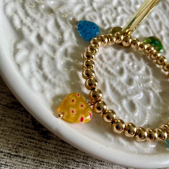 New in box. Stretchy beaded bracelet with 5 millefiori heart charms in colors - Picture 11 of 16